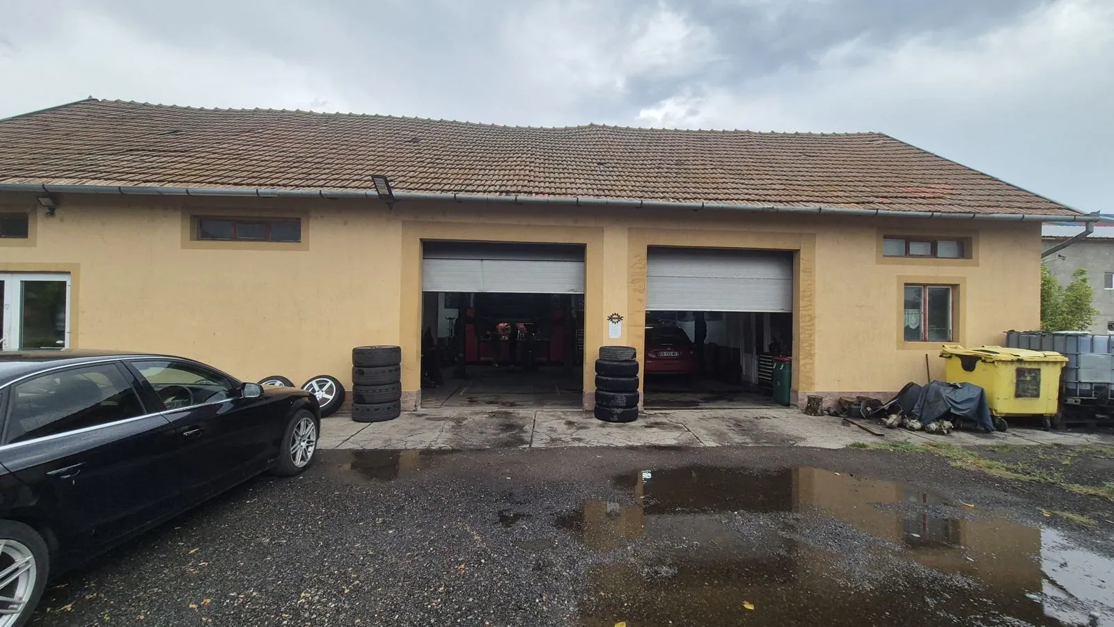 Service-ul, văzut din drum